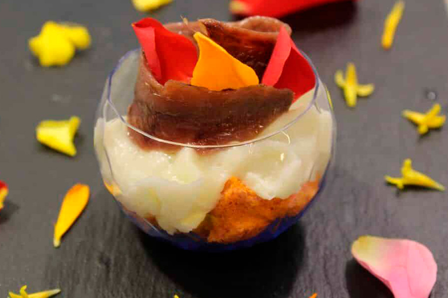 Imagen de un canapé con anchoa