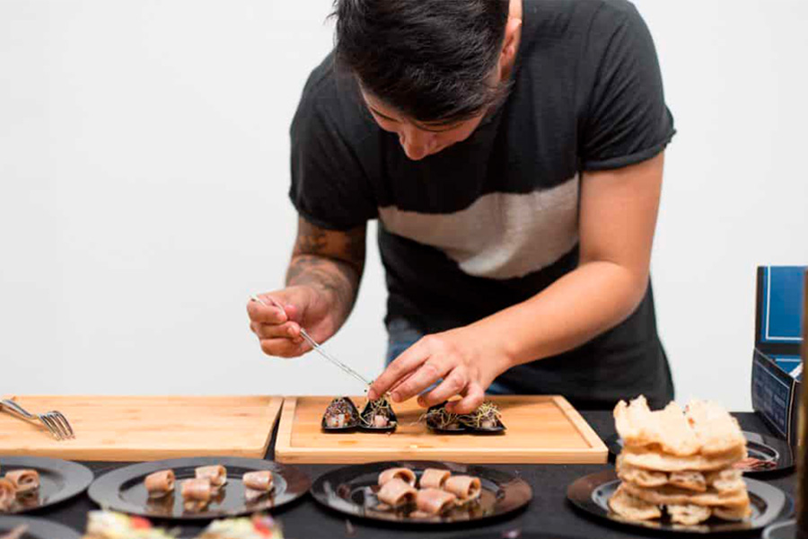 Imagen de persona emplatando canapés
