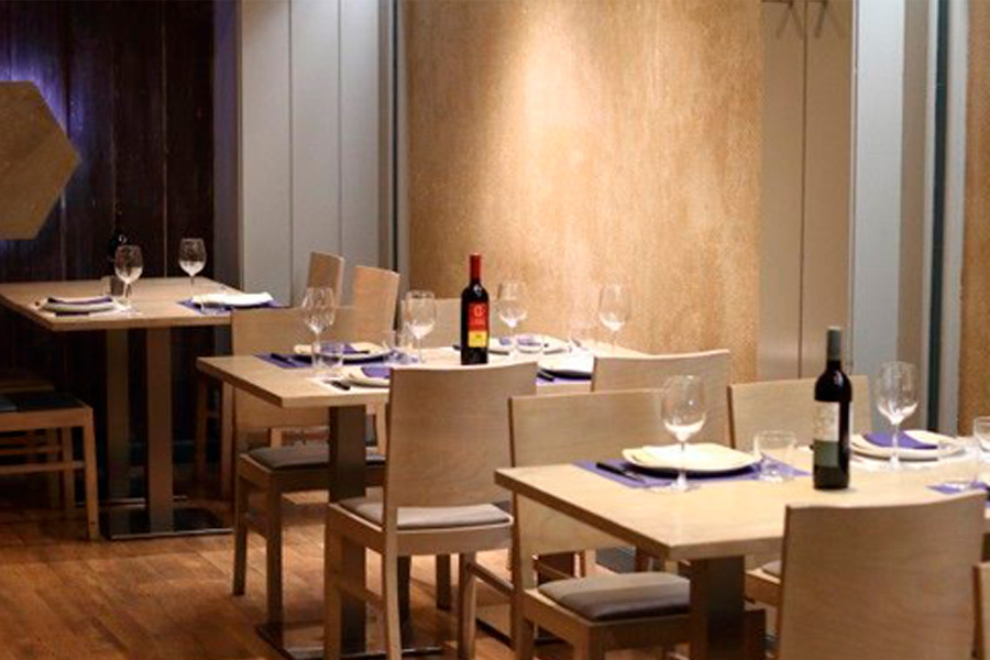 Imagen de la mesa de un restaurante de Casa Santoña