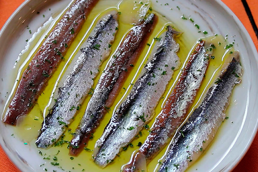 Plato de anchoa y boquerón en aceite