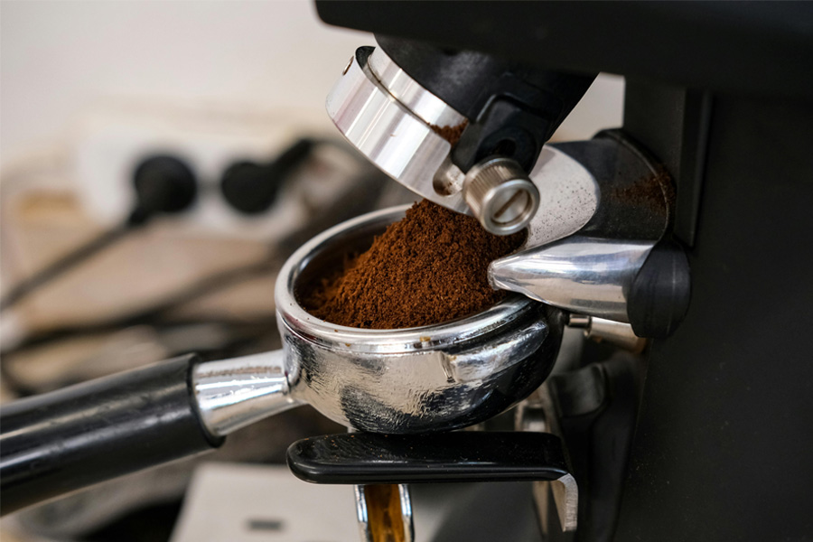 Imagen de máquina de café con café molido