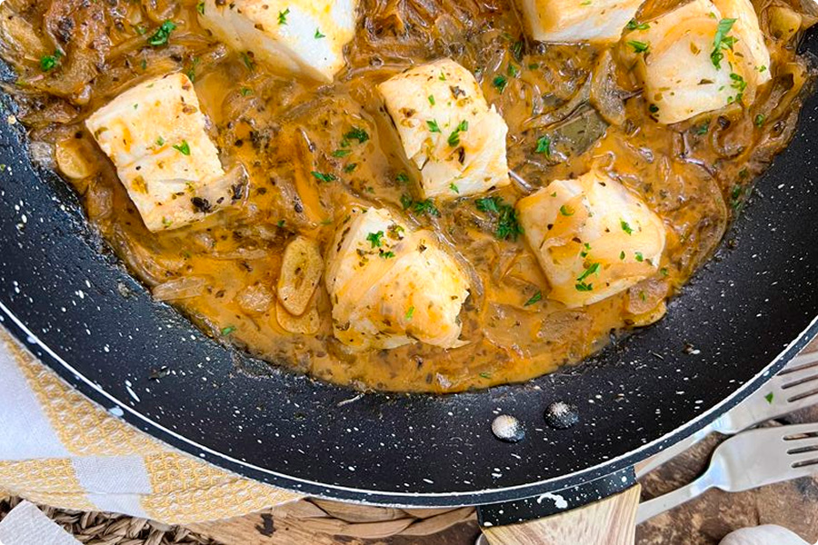 Imagen de un plato de comida con bacalao