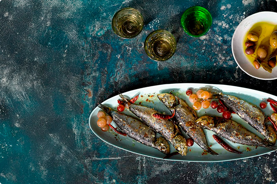 Imagen de un plato de pescado con verduras