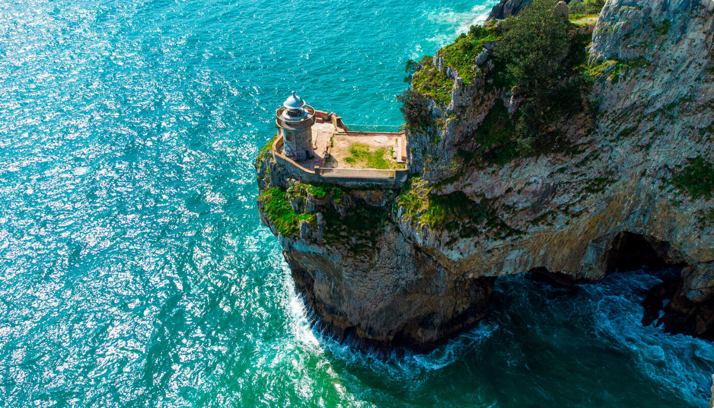 paisaje mar Santoña Imagen de una casa con acantilado hacia mar en Santoña