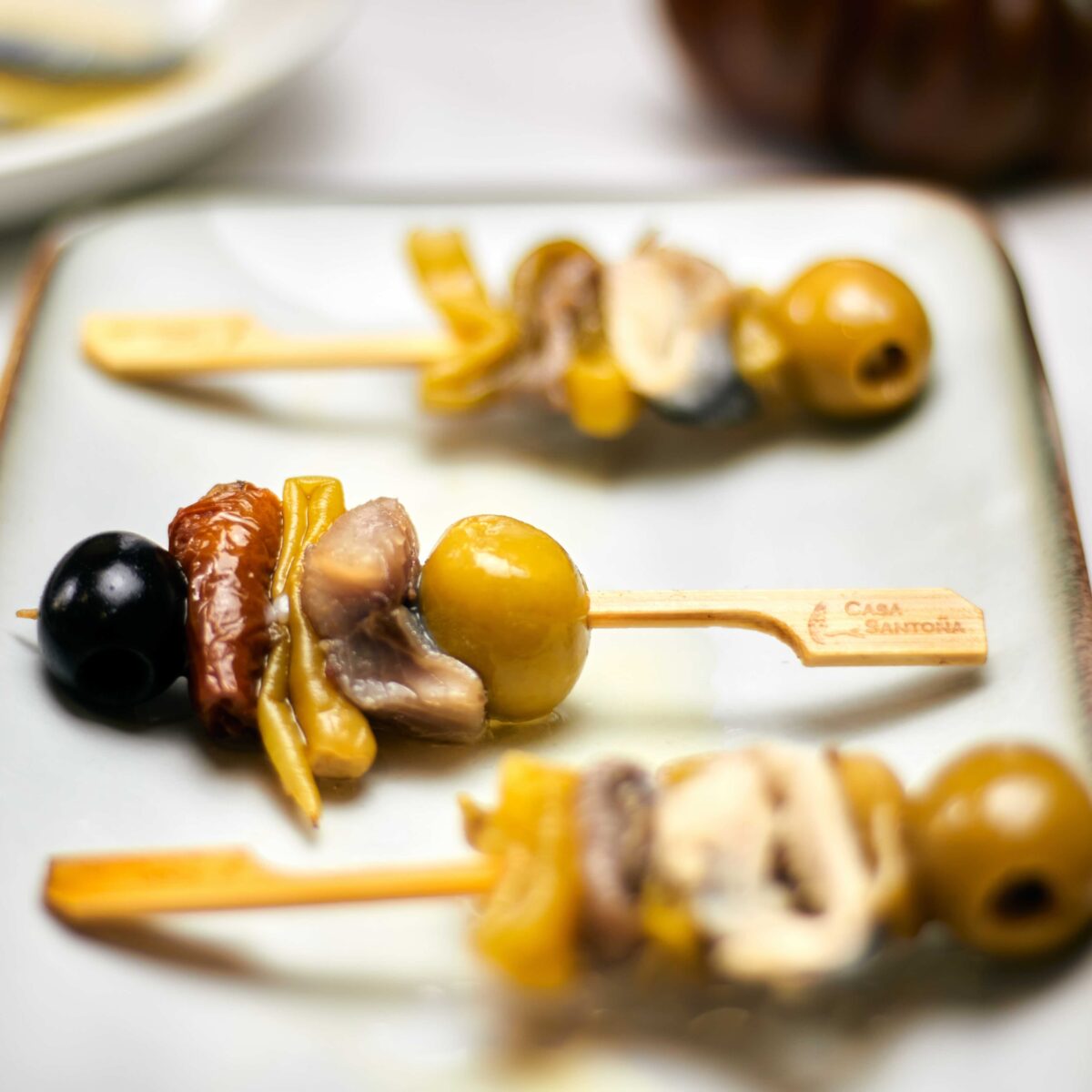 Varios pinchos de gilda en un plato