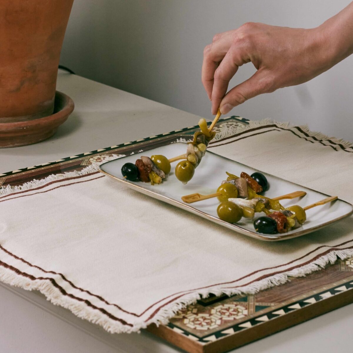 Mano cogiendo una gilda del plato